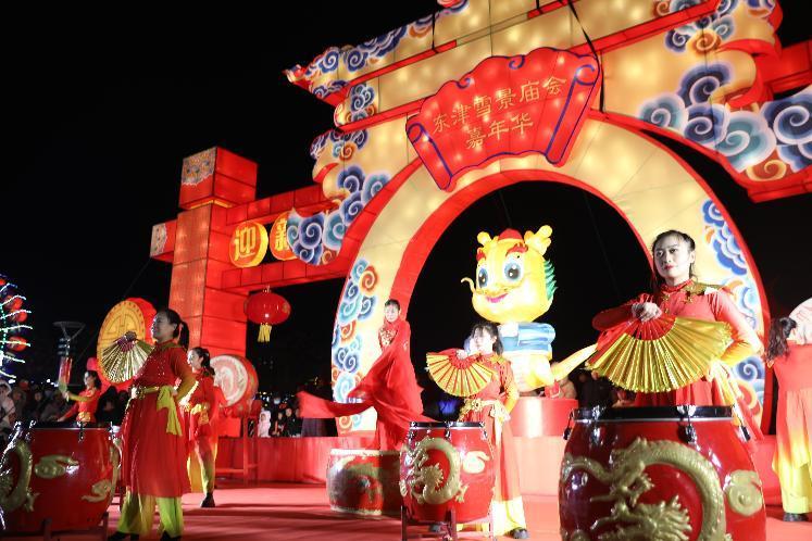 “东津雪景庙会嘉年华”活动现场，演职人员进行舞蹈表演。