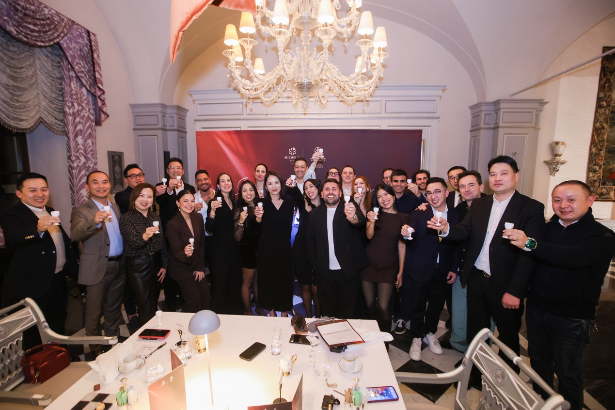 一群人站在桌子边

AI 生成的内容可能不正确。